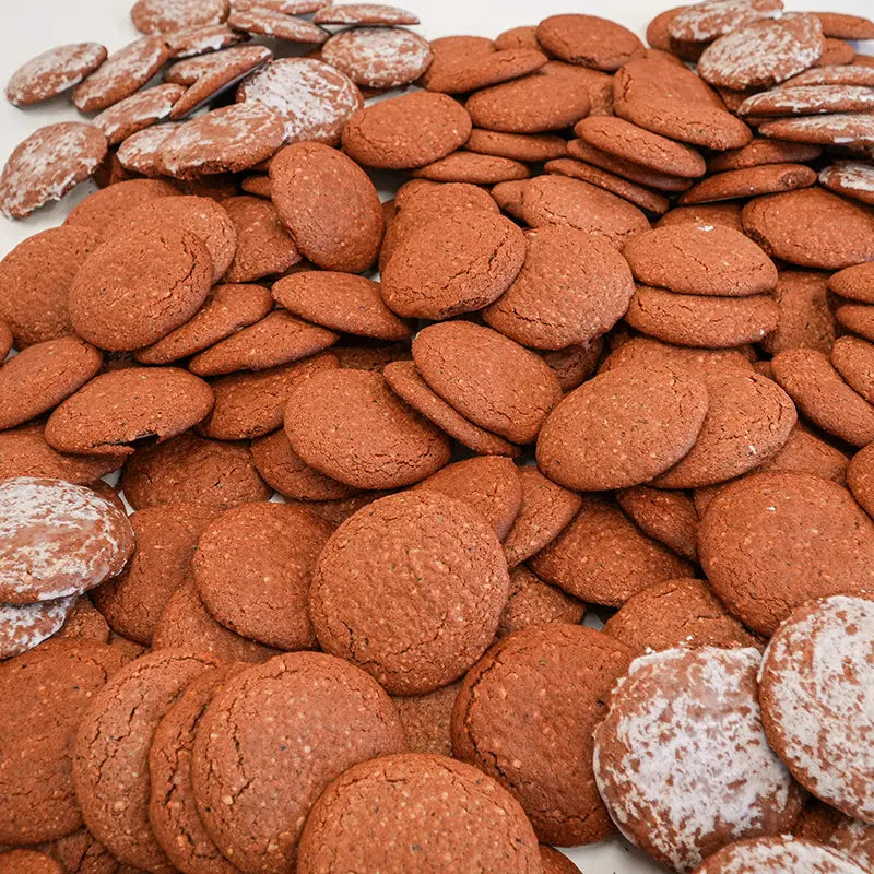 Frisch gebackene Lebkuchen, teils mit Zuckerguss überzogen